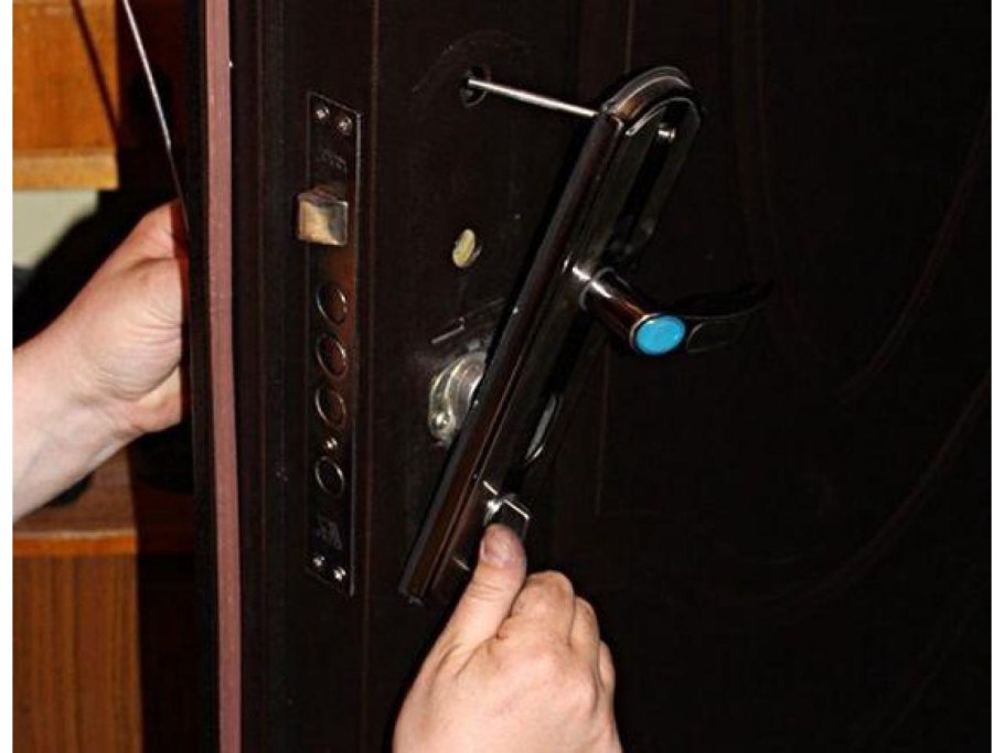 Врезка замков в железную дверь