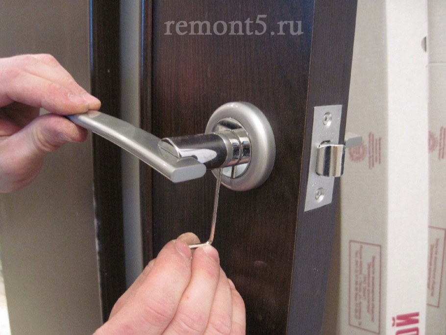 Демонтаж дверной ручки с защелкой