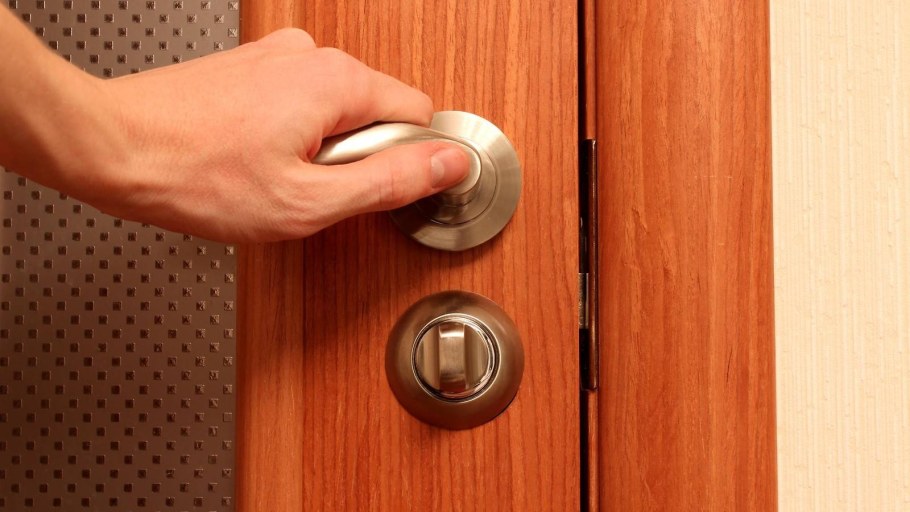 Вскрыть замок межкомнатной двери