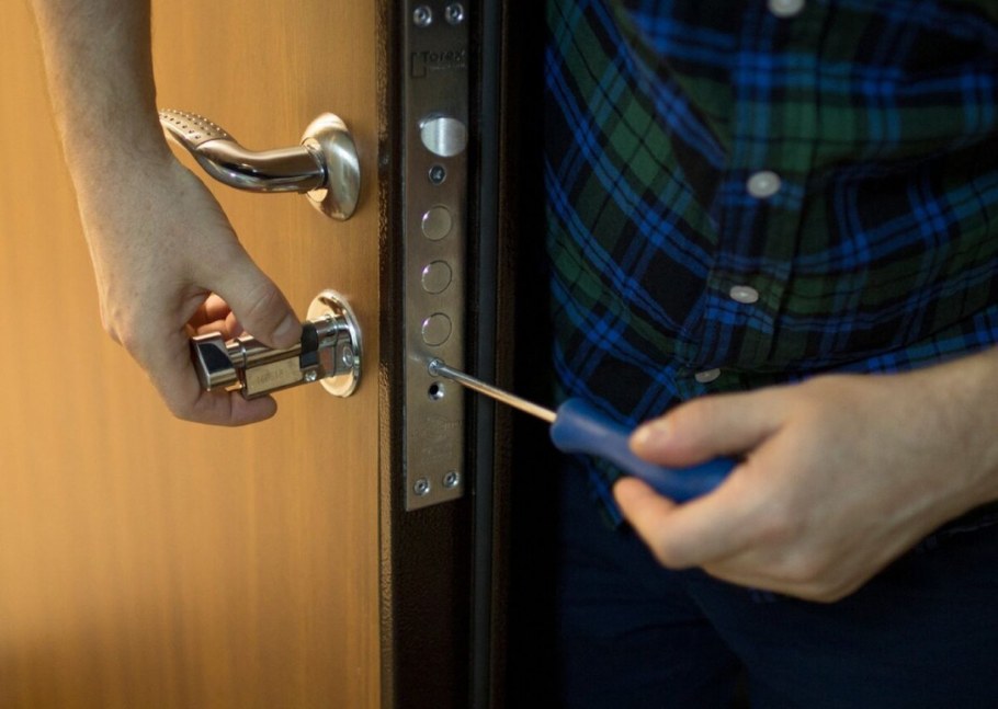 Меняем личинку замка входной двери