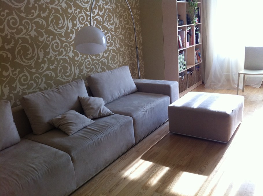 Угловой диван у стены