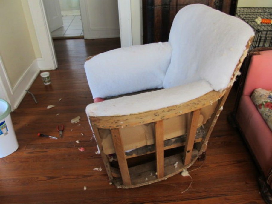Обшивка старого кресла