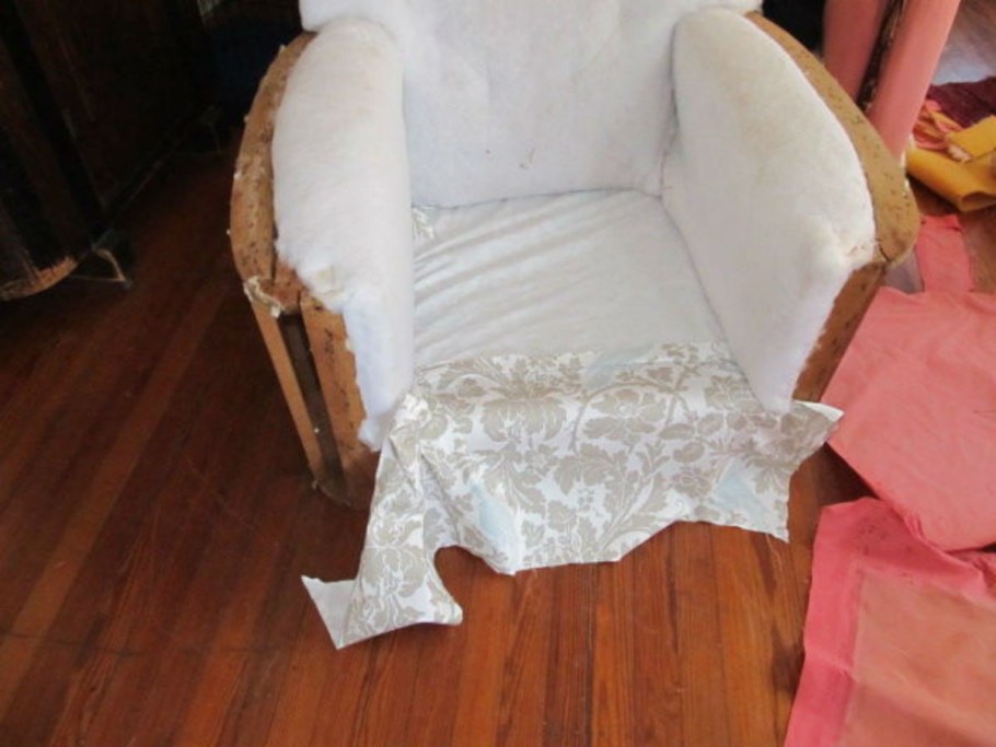 Обтянуть кресло тканью