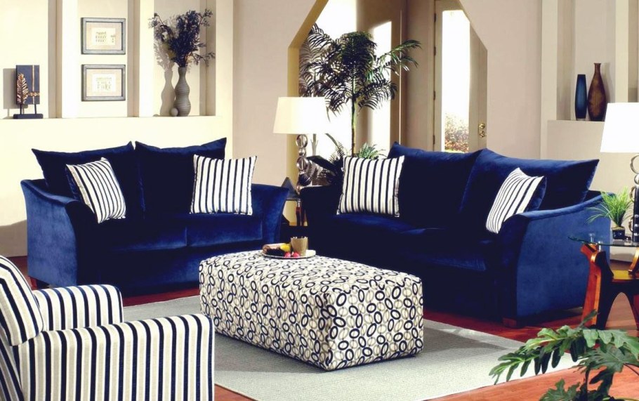 Синие диваны в интерьере гостиных
