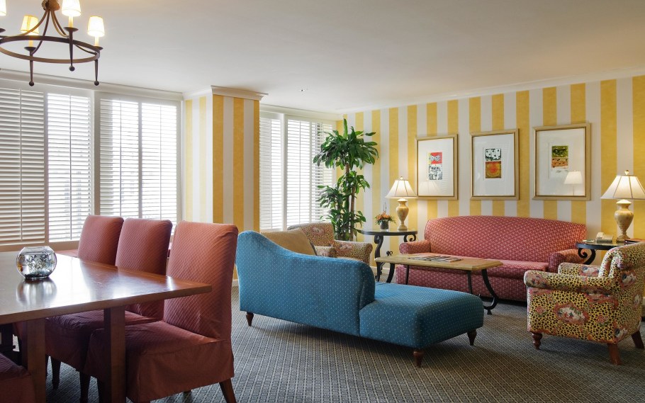 Диван и кресло разных цветов в интерьере