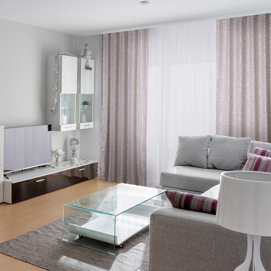 Шторы в гостиную с серой мебелью