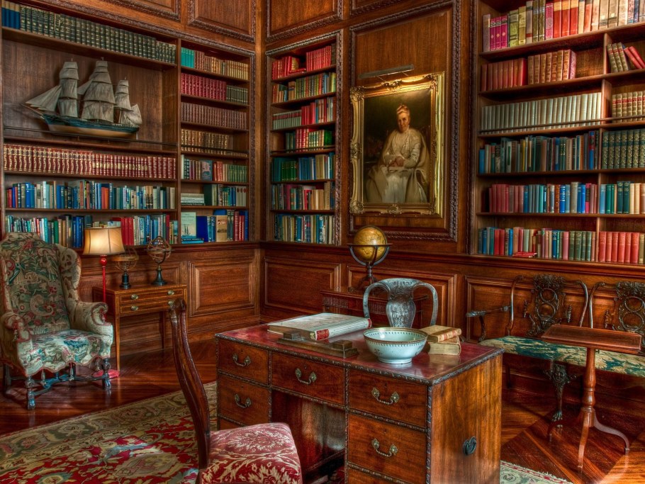 Старинная комната с книгами