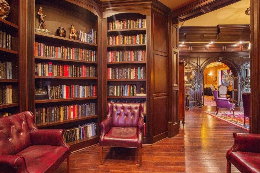 Интерьер старинной библиотеки