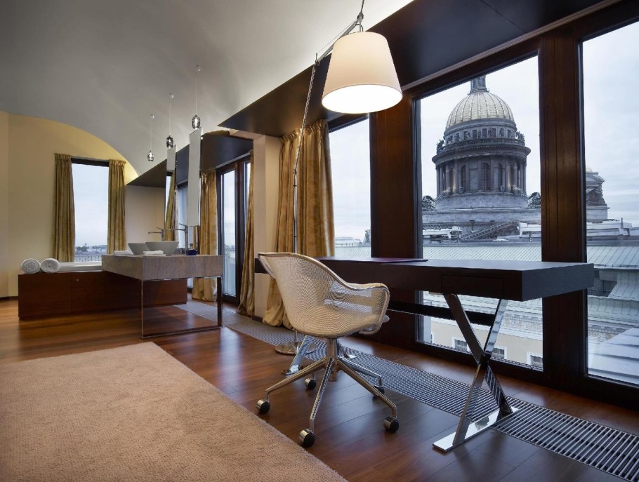 Светлая гостиная с панорамными окнами