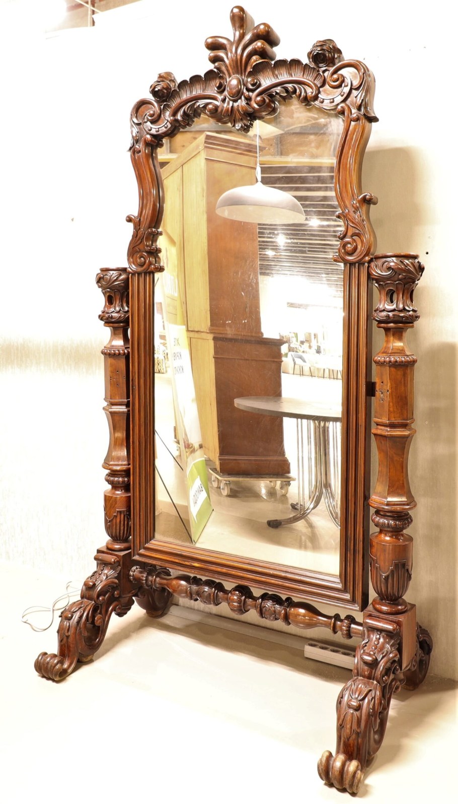 Старинное настенное зеркало