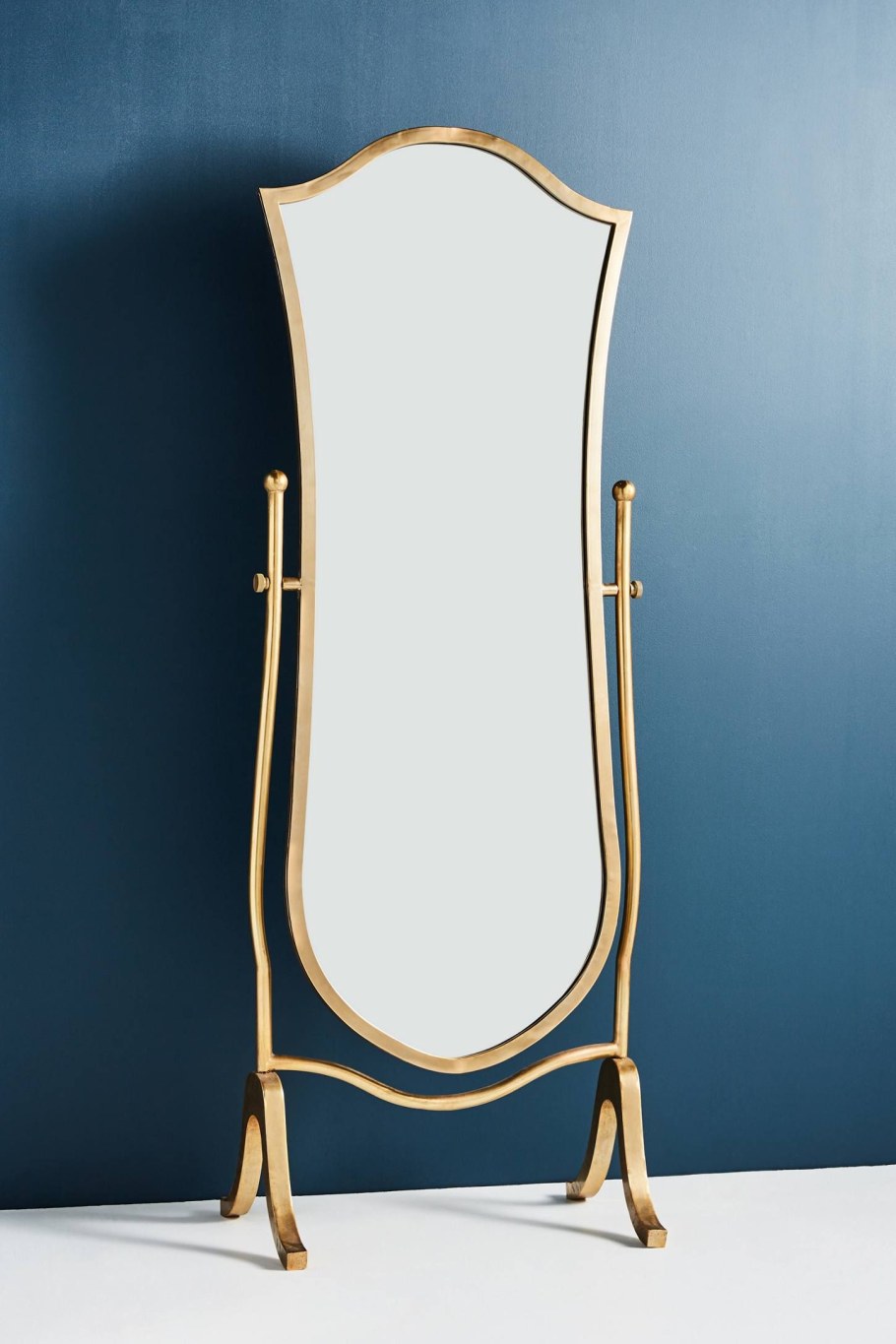 Напольное зеркало в спальне