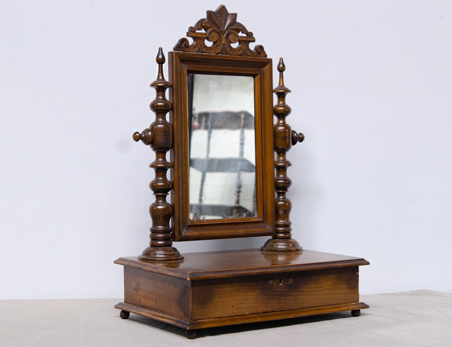 Накомодное зеркало псише