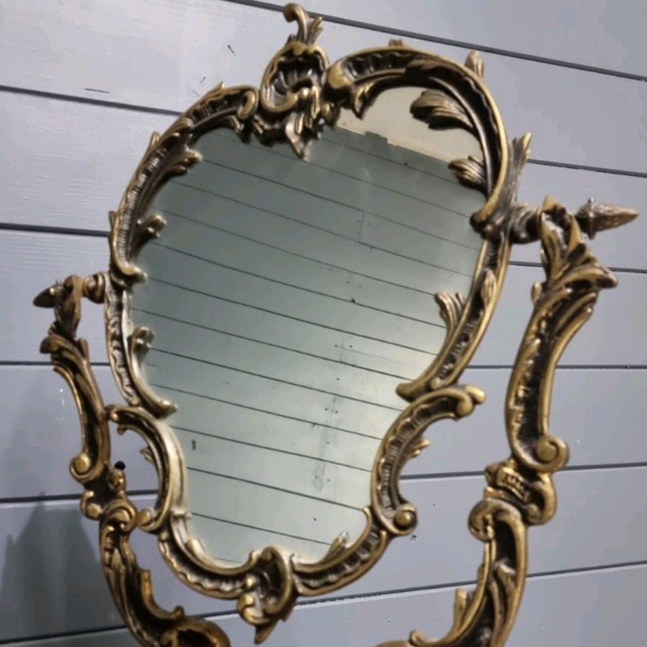 Овальное зеркало в деревянной раме