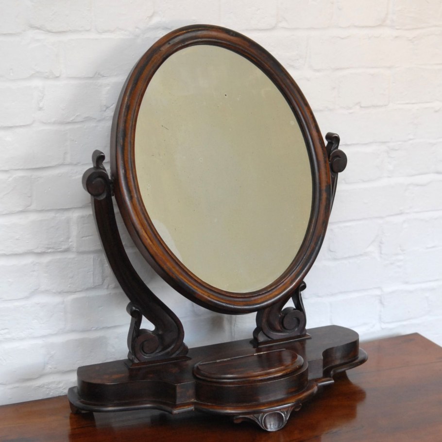 Накомодное зеркало псише