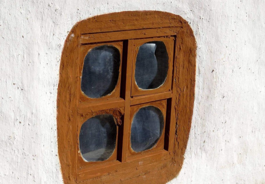 Старинных слюдяных окон.