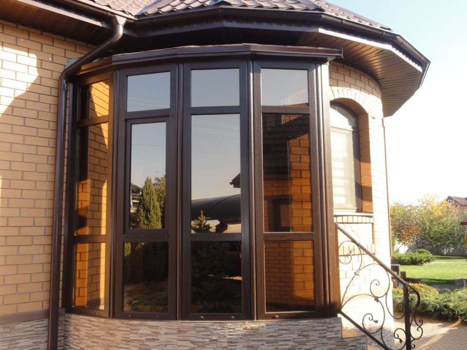 Русская деревня резные окна