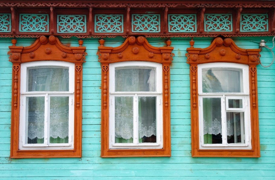 Деревянное деревенское окно