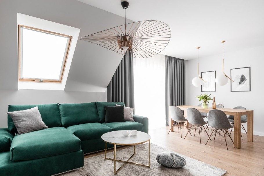 Зеленый диван в интерьере лофт