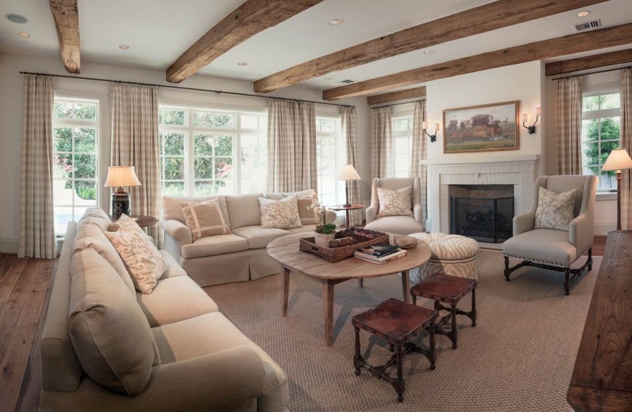 Гостиная с балками на потолке