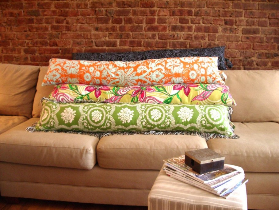 Длинные декоративные подушки