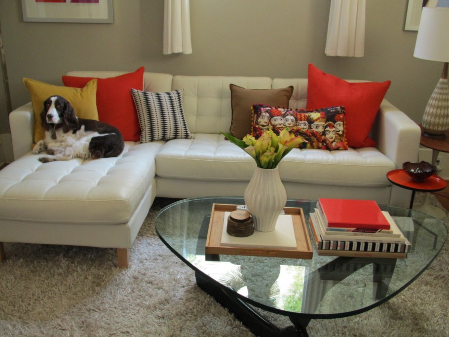 Бежевый диван с подушками