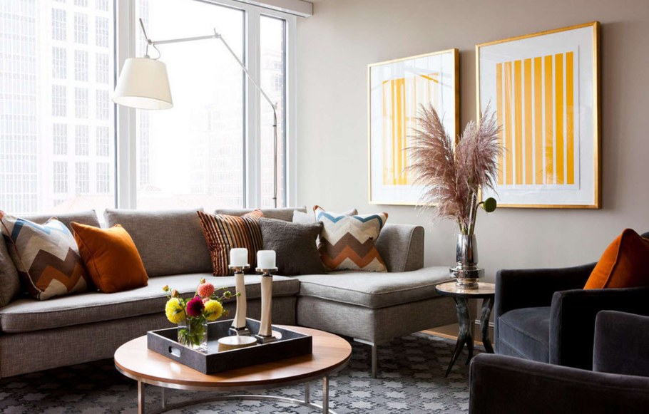 Коричневый диван в сером интерьере