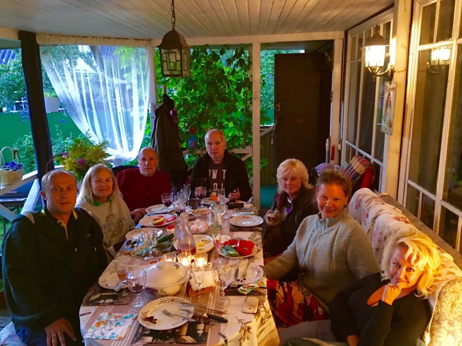 Застолье в загородном доме