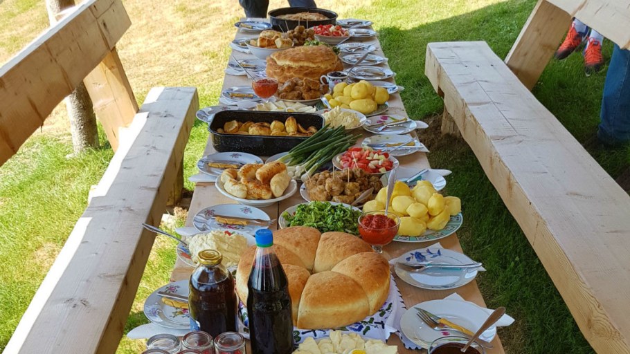 Застолье на природе