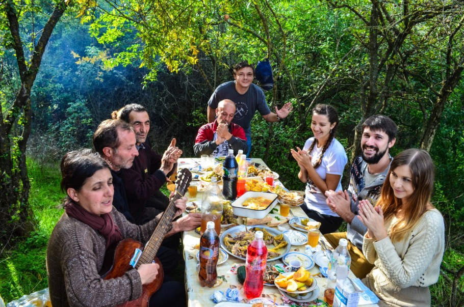 Накрытый стол на даче