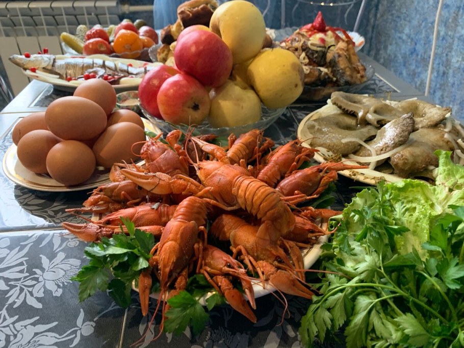 Стол на природе с шашлыками