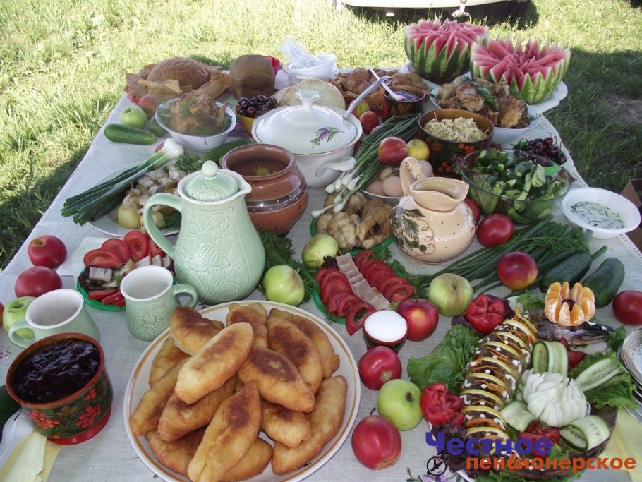 Стол на природе с шашлыками