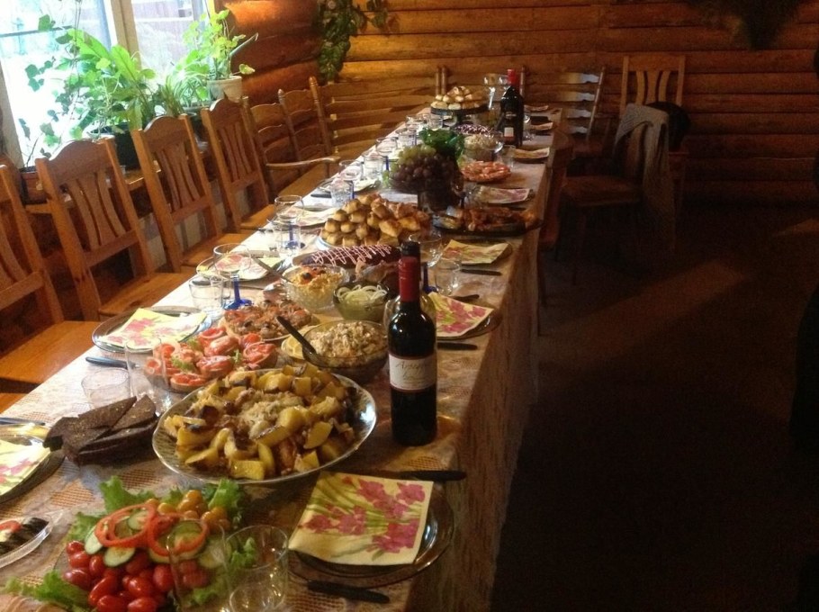 Застолье с шашлыком на природе