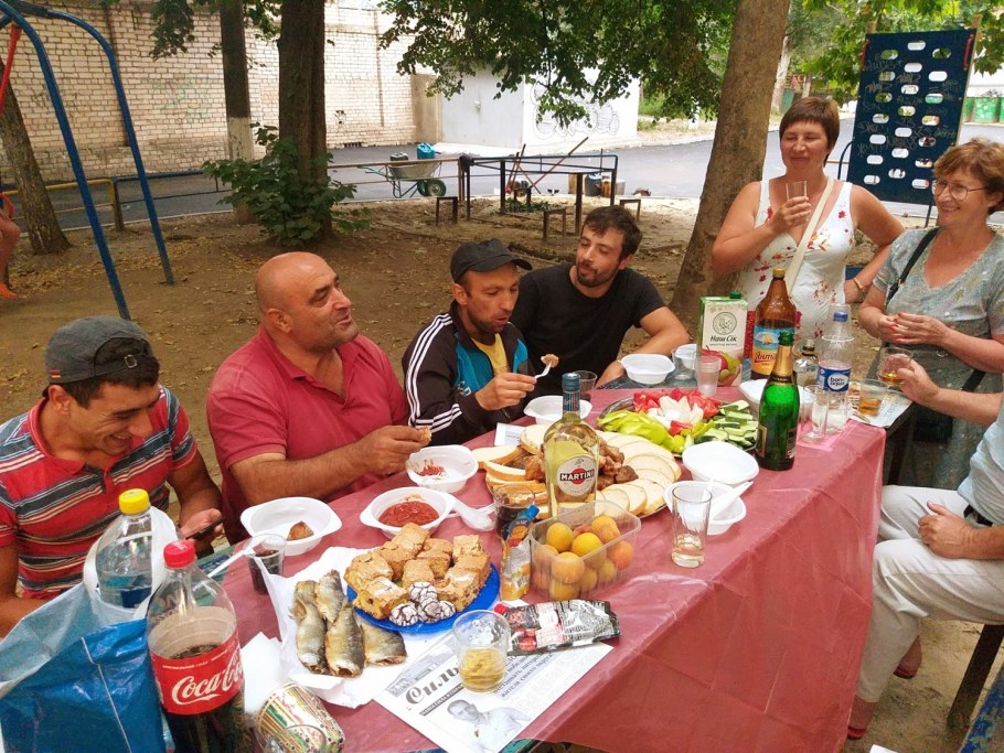 Стол на природе на день рождения