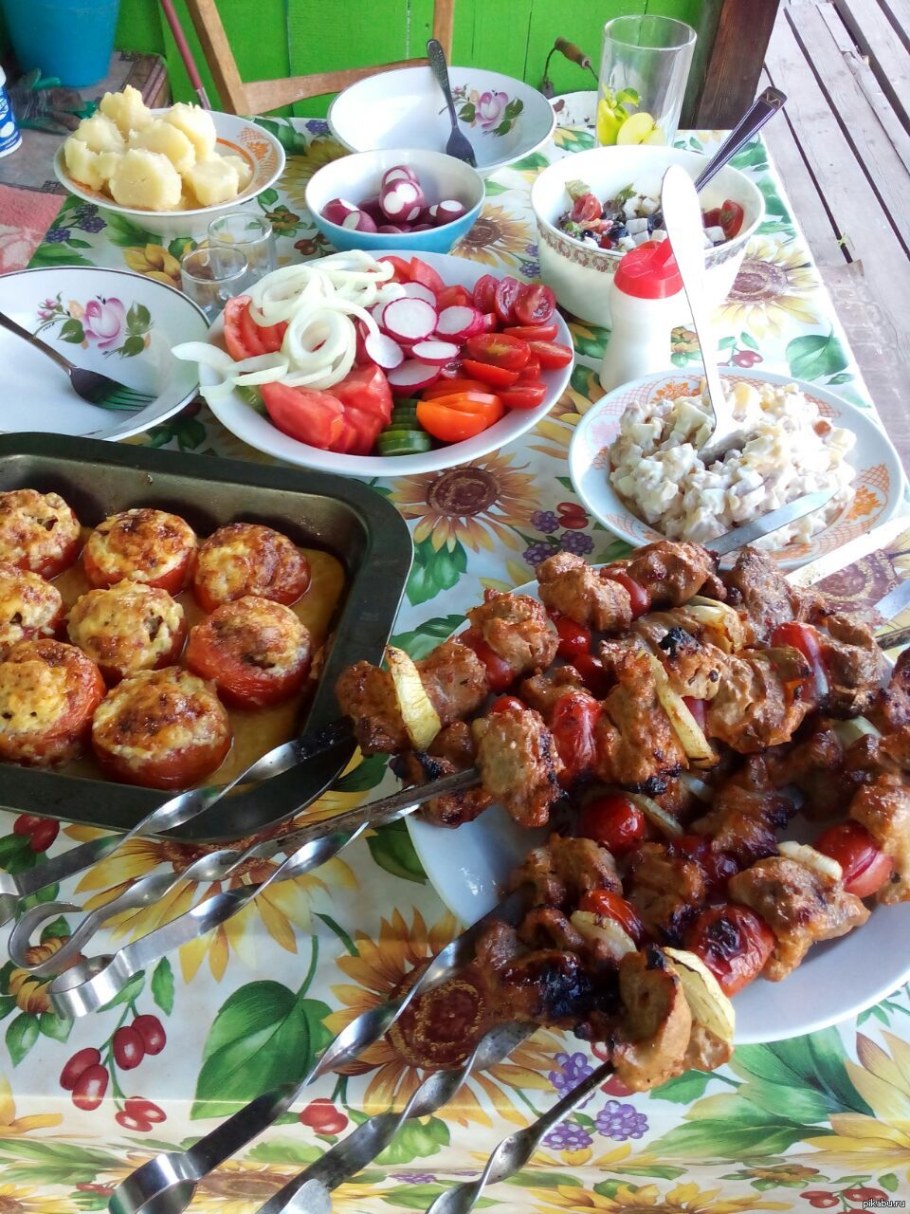 Богато накрытый стол