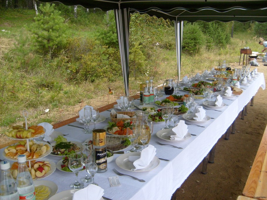 Накрытый деревенский стол