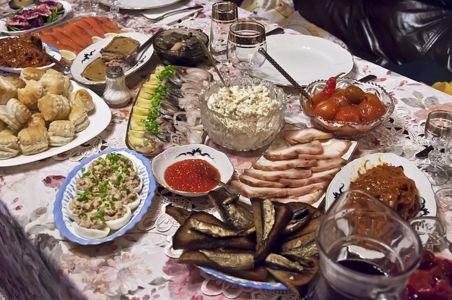 Сервировка стола в беседке на даче