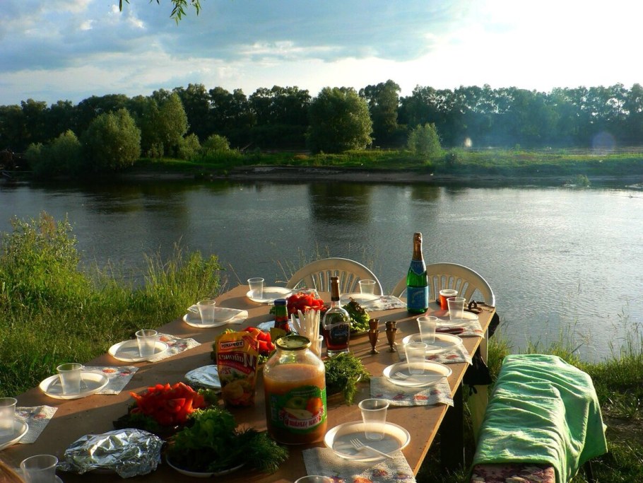 Накрытая Поляна на природе