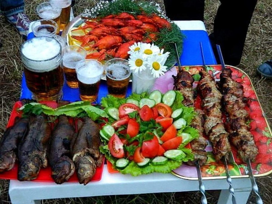 Праздничный обед на природе