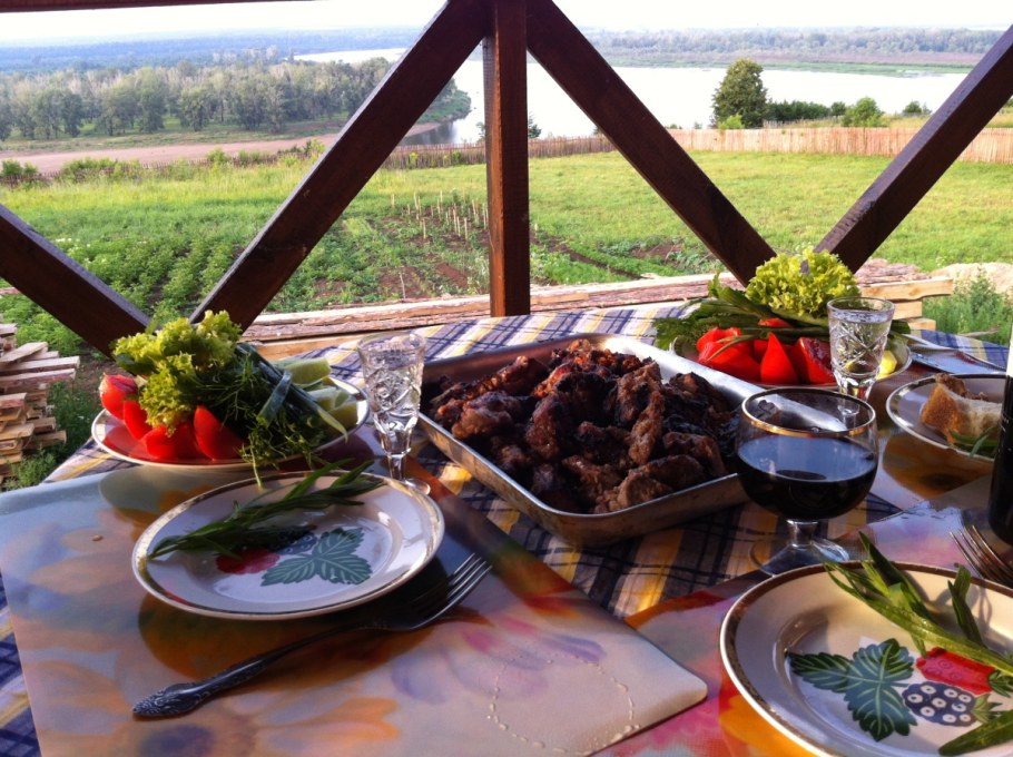 Шашлык на столе