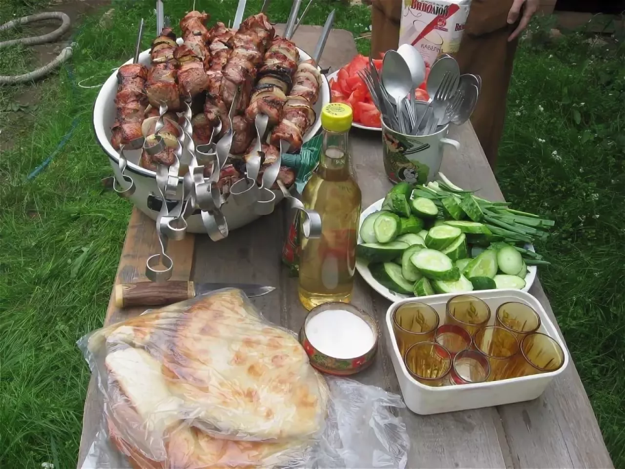 Накрытый стол с шашлыком