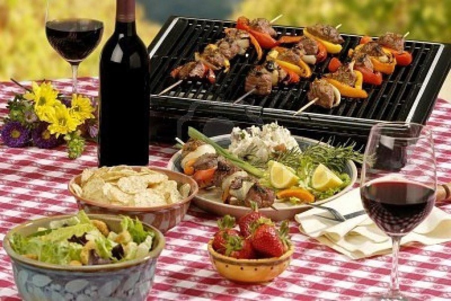 Стол на природе с шашлыками