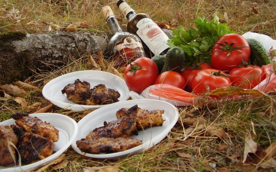 Стол на природе с шашлыками