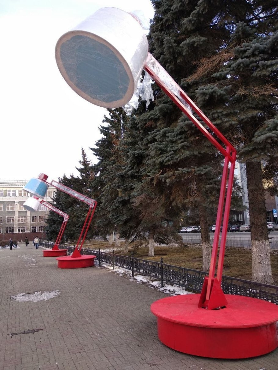 Гигантские настольные лампы на улице