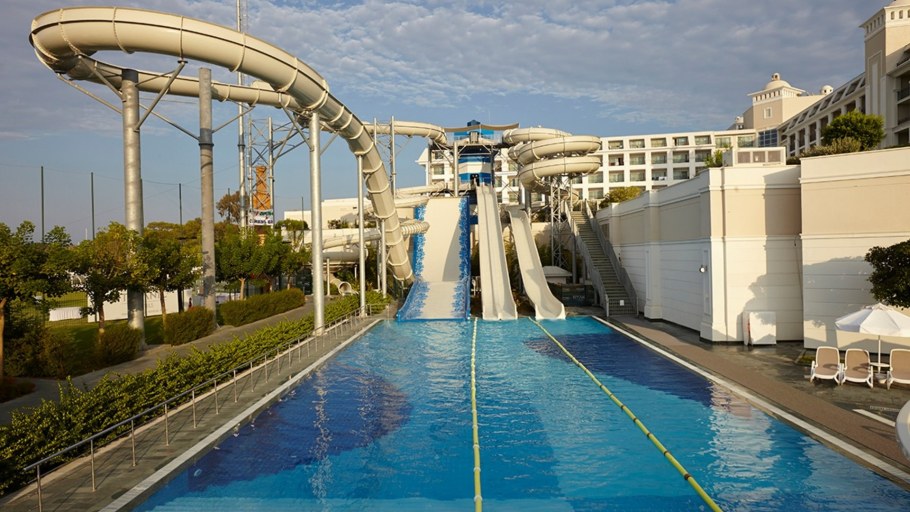 Отель с бассейном на улице с подогревом