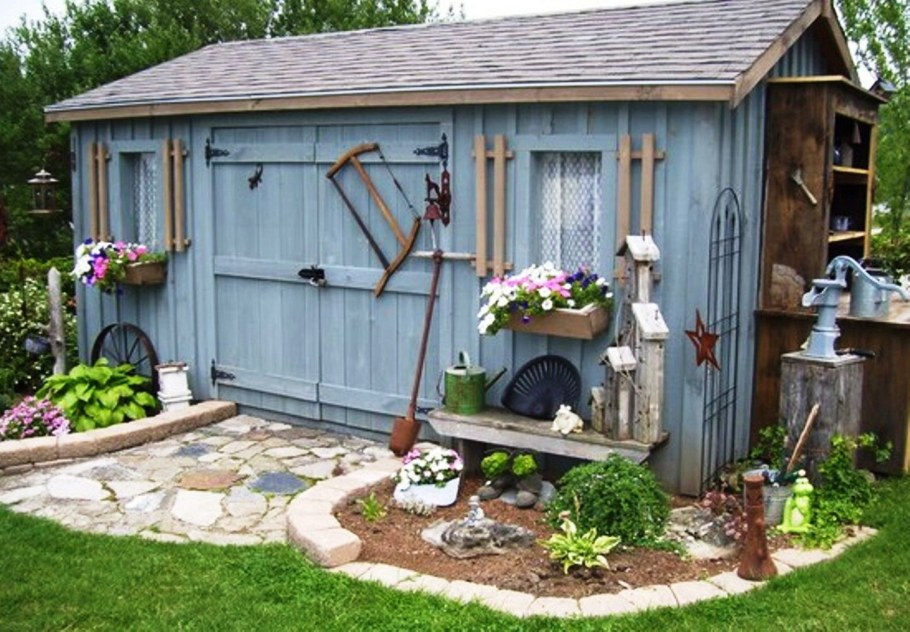 Старый сарай на даче