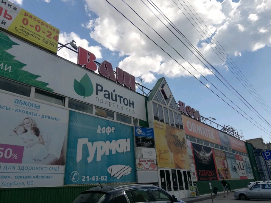 Интерьер кухни с деревянной мебелью