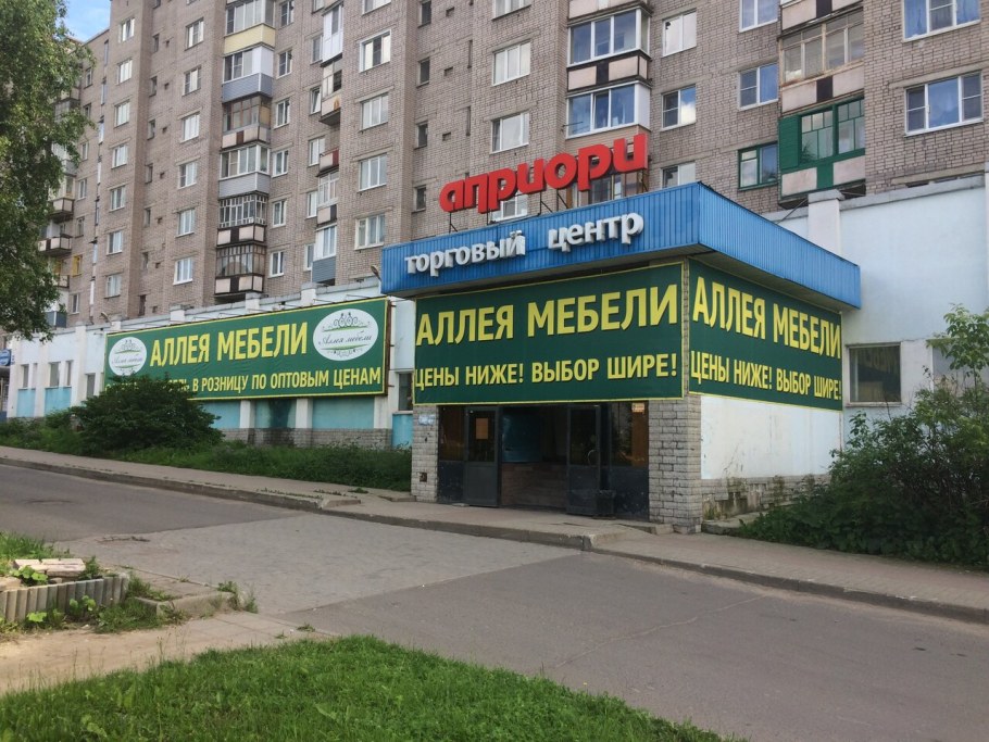 Зеленая кухня из массива