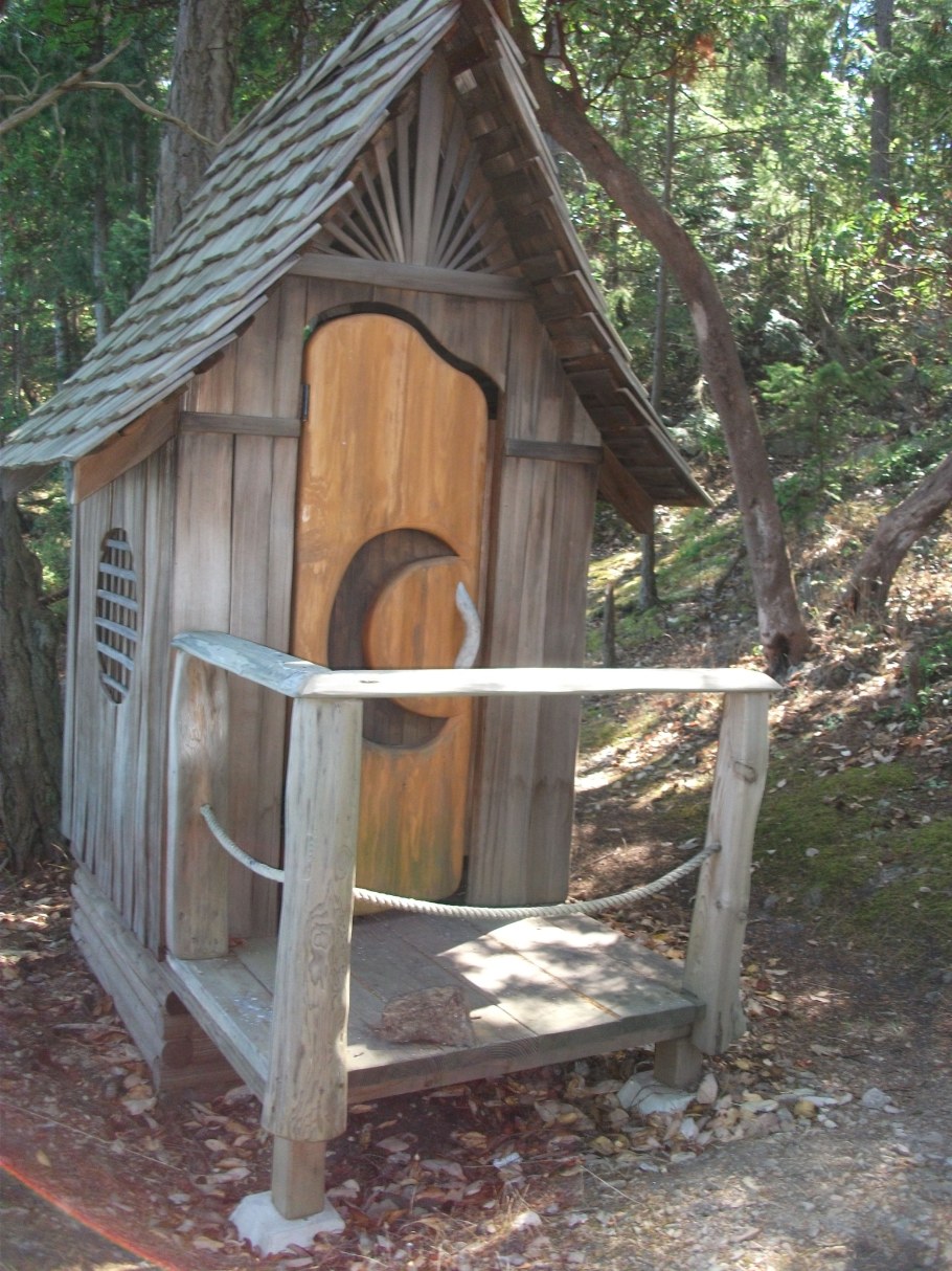 Стильный уличный туалет