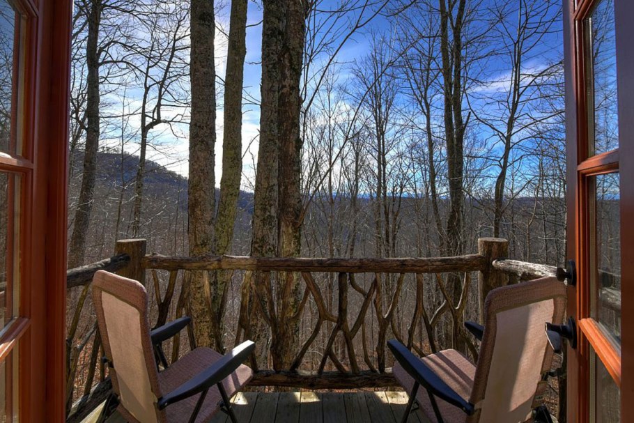 Вид с балкона на лес