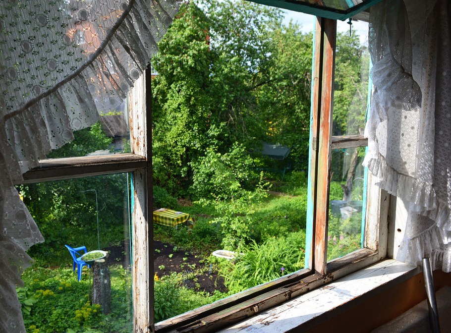 Окно с видом на деревню
